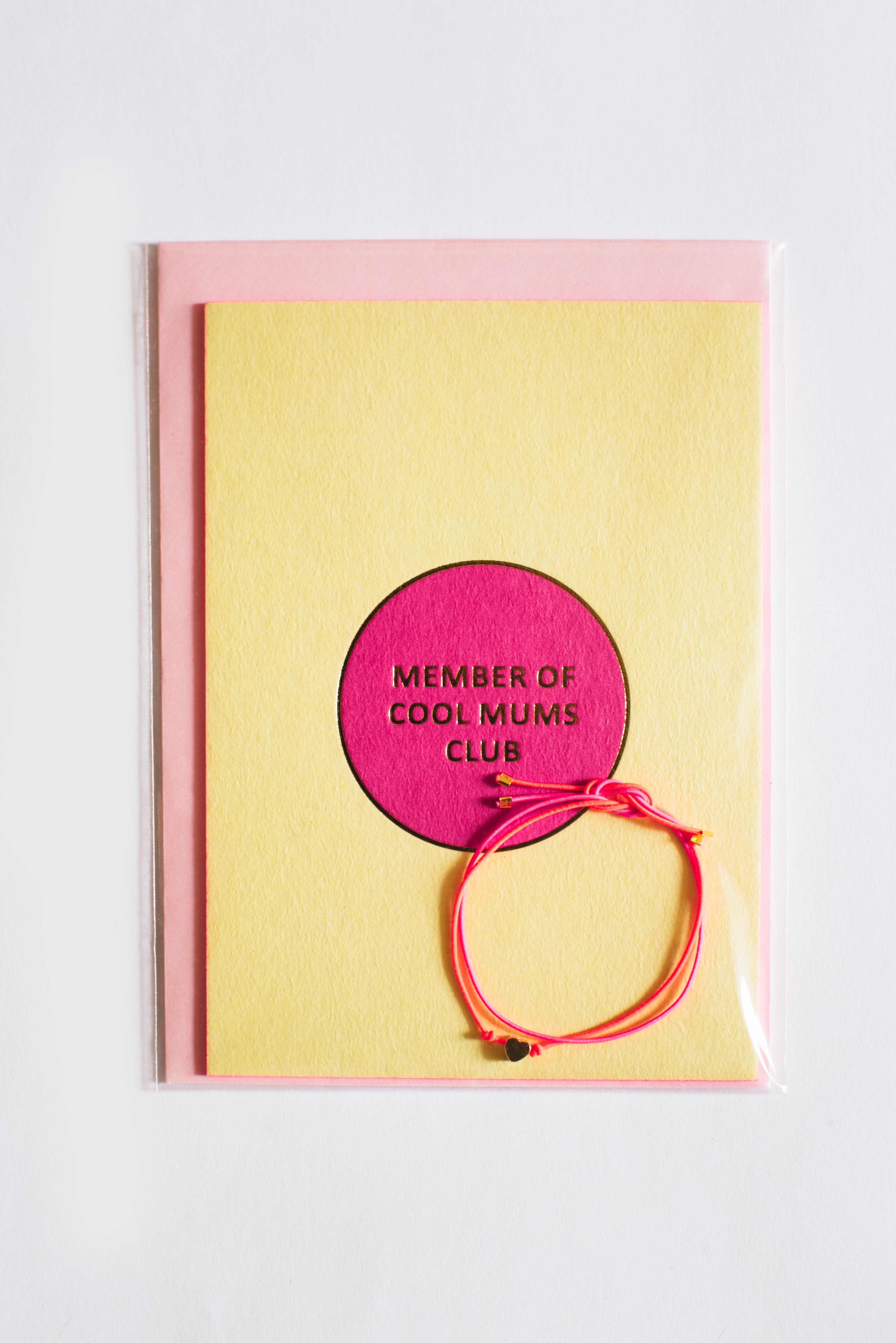 KARTE MIT ARMBAND: MEMBER OF COOL MUMS CLUB