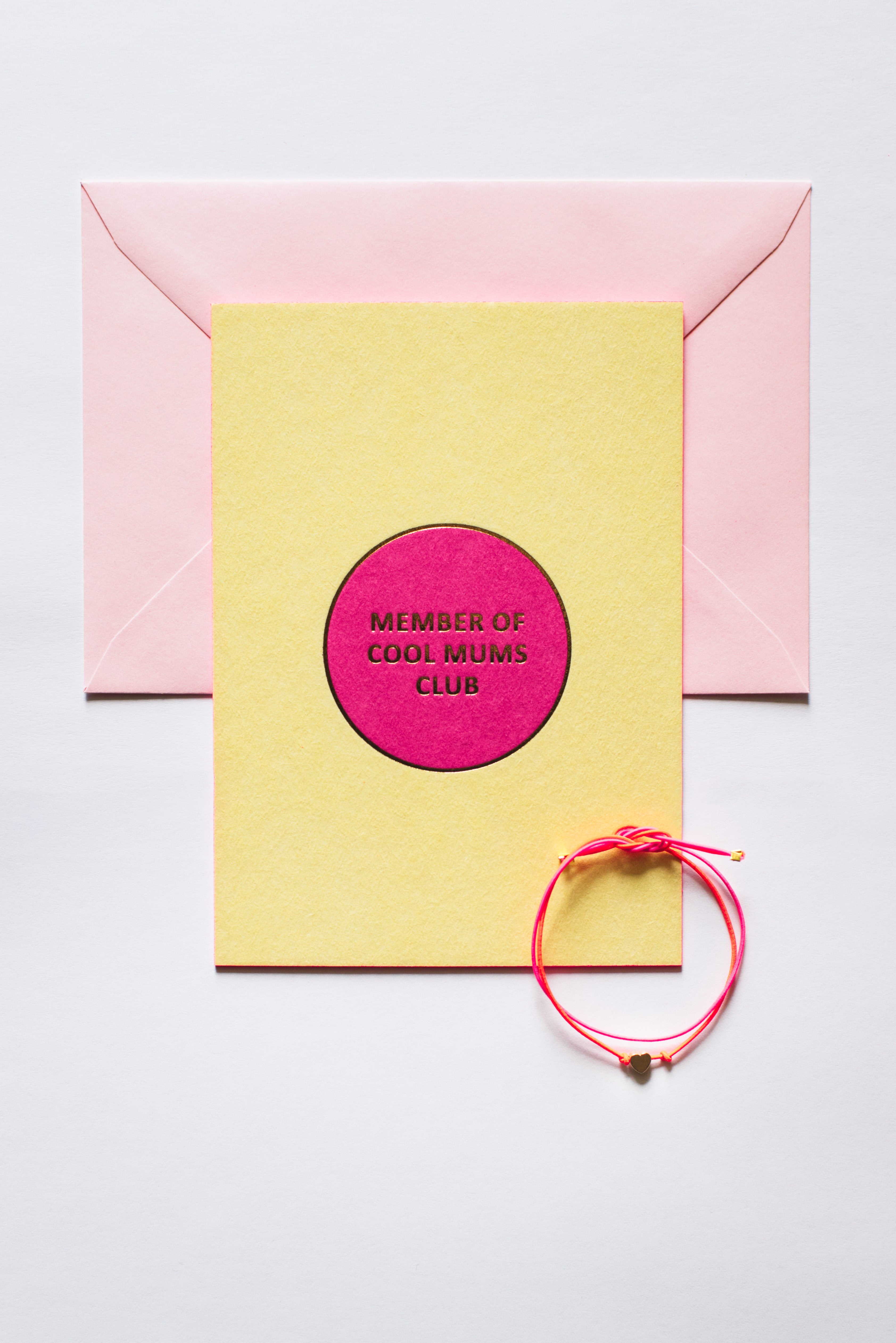 KARTE MIT ARMBAND: MEMBER OF COOL MUMS CLUB