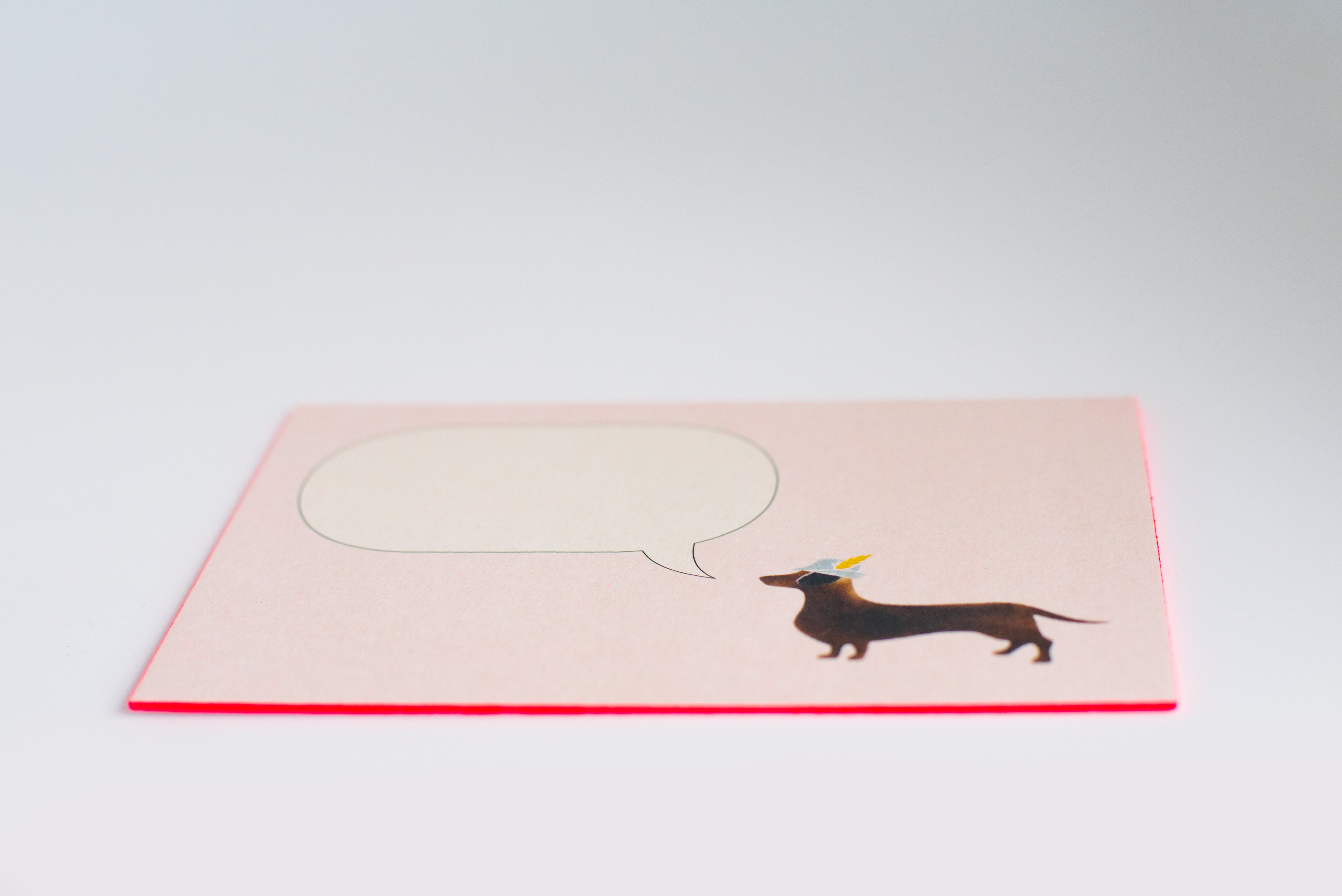 DACKEL MIT JÄGERHUT UND SPRECHBLASE